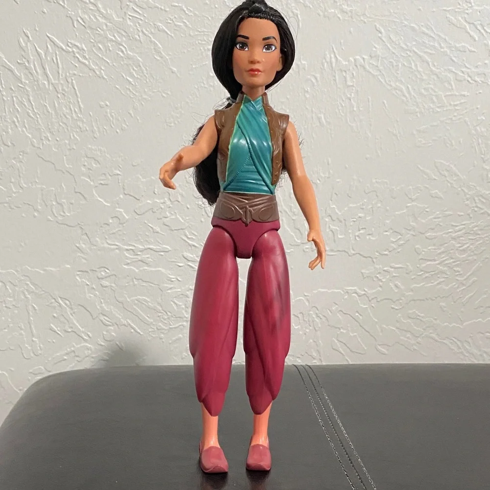 Disney Pricess Raya Doll with Teal and Burgundy Outfit